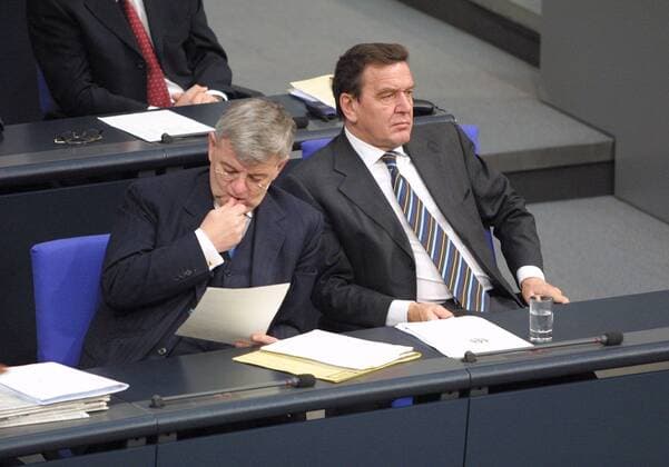 Bundeskanzler Gerhard Schroeder (r), SPD, und Bundesaussenminister Joschka Fischer, Gruene. Bundestag. Berlin, 16.11.2001, Berlin Deutschland Copyright: xThomasxKoehlerx