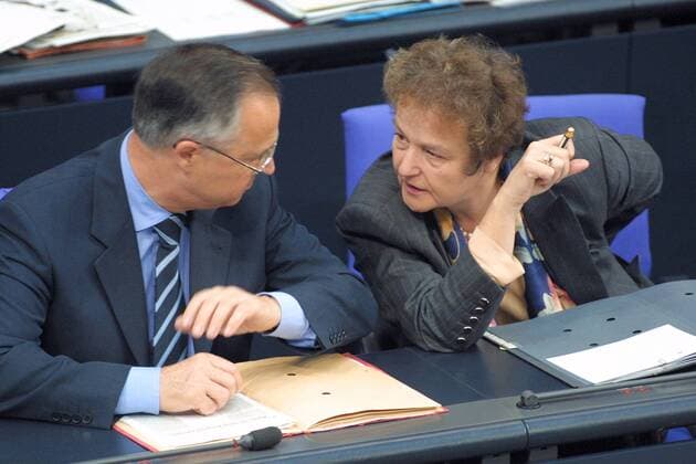 Bundesjustizministerin Herta Daeubler-Gmelin, SPD, und Bundesfinanzminister Hans Eichel, SPD. Bundestag. Berlin, 16.11.2001, Berlin Deutschland Copyright: xThomasxKoehlerx