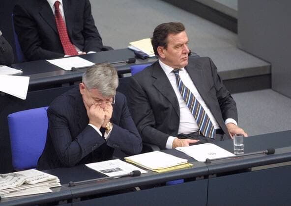 Bundeskanzler Gerhard Schroeder (r), SPD, und Bundesaussenminister Joschka Fischer, Gruene. Bundestag. Berlin, 16.11.2001, Berlin Deutschland Copyright: xThomasxKoehlerx