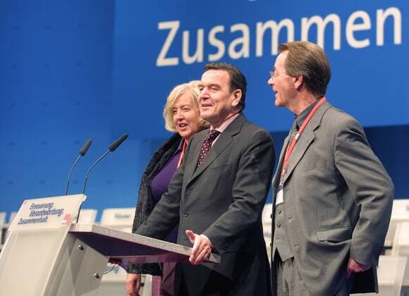 Renate Schmidt, Bundeskanzler Gerhard Schroeder (M) und SPD-Generalsekretaer Franz Muentefering bei einer Vorbesichtigung der Veranstaltungsraeume des SPD - Parteitags in Nuernberg. 18.11.2001, Nuernberg Deutschland Copyright: xThomasxKoehlerx