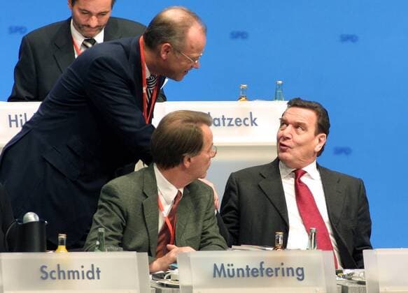 Bundeskanzler Gerhard Schroeder, SPD , im Gespraech mit Bundesverteidigungsminister Rudolf Scharping und SPD -Generalsekretaer Franz Muentefering (mi) Nuernberg , den 19.11.2001 Nuernberg Deutschland Copyright: xThomasxImox