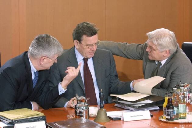 Bundeskanzler Gerhard Schroeder (M) , SPD , Bundesaussenminister Joschka Fischer (l), Gruene, und Frank-Walter Steinmeier, SPD, Chef des Bundeskanlzeramtes. Kabinett , Berlin , den 23.01.2002 Berlin Deutschland Copyright: xThomasxImox