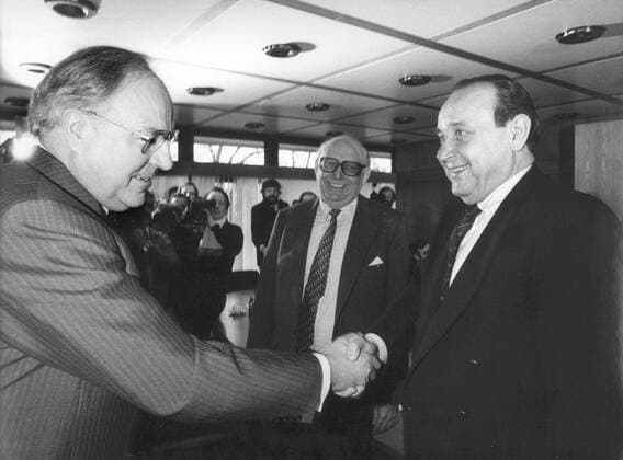 F.D.P. Vorsitzender Hans Dietrich Genscher mit Helmut Kohl bei den Koalitionsverhandlungen in Bonn am 17.03.1983, Bonn Deutschland Copyright: xThomasxImox
