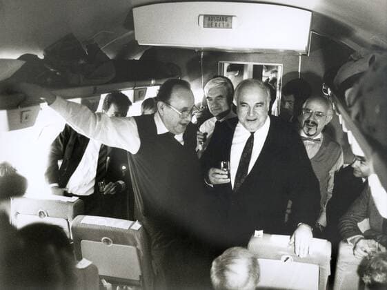 Auf dem Rueckflug von Moskau Bundeskanzler Helmut Kohl , CDU , Bundesaussenminister Hans-Dietrich Genscher , FDP, und Regierungssprecher Jonny Klein , CSU . An Bord einer Boeing 707 der Flugbereitschaft. 11.02.1990 , Â Moskau Russland Copyright: xThomasxImox