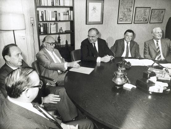 Regierungswechsel in Bonn 1982 . Zu Koalitionsverkandlungen trafen sich ( v.I. ) Friedrich Zimmermann CSU , Hans -Dietrich Genscher FDP , Wolfgang Mischnik FDP , Helmut Kohl CDU , Franz-Josef Strauss CSU , und Gerhard Stoltenberg CDU . Bonn , den 20.09.1982 Bonn Deutschland Copyright: xphotothekx