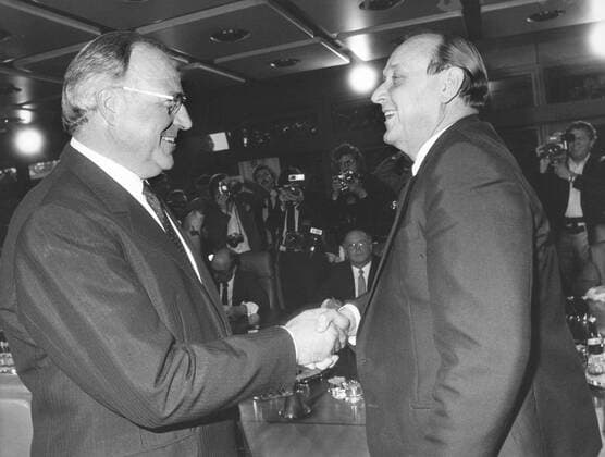 Regierungswechsel in Bonn 1982 . Bundeskanzler helmut Kohl , CDU , begruesst Bundesaussenminister Hans-Dietrich Genscher FDP , im Kabinettsaal zur 1. Sitzung. Bonn , den 04.10.1982 Bonn Deutschland Copyright: xphotothekx