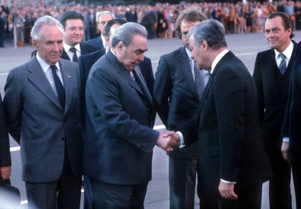 Helmut Schmidt, Bundeskanzler, SPD, wird vom Vorsitzenden des Praesidiums des obersten Sowjets, Leonid I. Breschnew, begruesst, im Hintergrund Aussenminister Genscher und Alexej Kossygin, Regierungschef. Moskau im Juni 1980, Moskau Russland Copyright: xThomasxImox