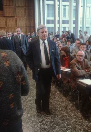 Bundeskanzler Helmut Schmidt, SPD, geht durch den Saal der Bundespressekonferenz. Bonn im Februar 1982, Bonn Deutschland Copyright: xThomasxImox