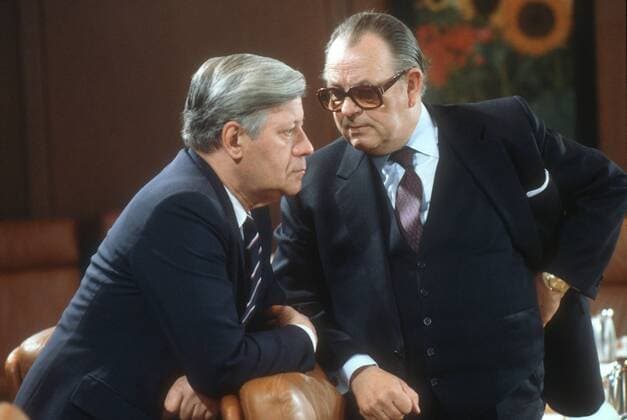 Bundeskanzler Helmut Schmidt, SPD, redet im Kabinett mit H. J. Wischnewski. Bonn im Mai 1982, Bonn Deutschland Copyright: xThomasxImox