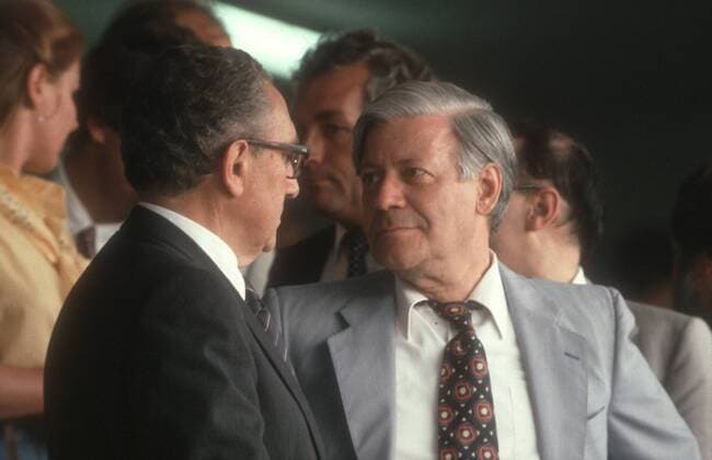 Bundeskanzler Helmut Schmidt, SPD, im Gespraech mit Henry Kissinger. Bonn im Juni 1982, Bonn Deutschland Copyright: xThomasxImox