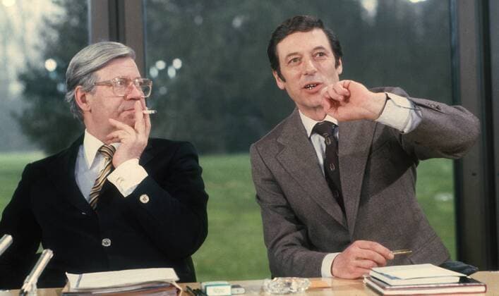 Bundeskanzler Helmut Schmidt, (li) SPD, raucht eine Zigarette waehrend Claus Boelling auf der Pressekonferenz redet. Bonn im Juli 1980, Bonn Deutschland Copyright: xThomasxImox