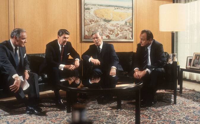 Bundeskanzler Helmut Schmidt, (mitte rechts) SPD, im Gespraech mit US-Praesident Ronald Reagon (mitte links), Aussenminister Hans-Dietrich Genscher (re) und Alexander Haig, US-Aussenminister (li), Bonn im Juni 1982, Bonn Deutschland Copyright: xThomasxImox
