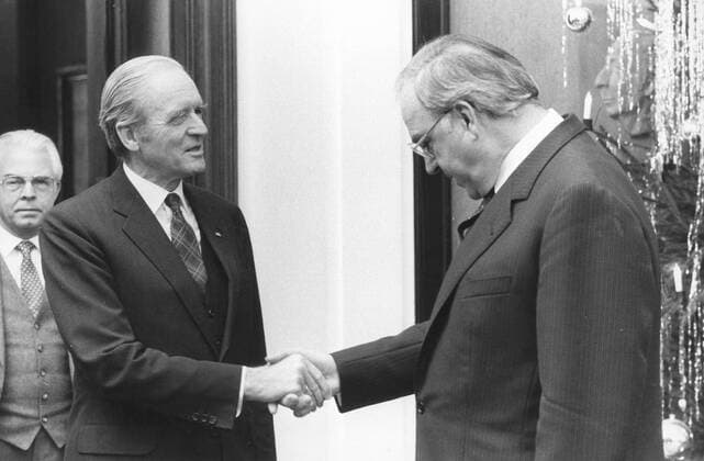 Bundeskanzler Helmut Kohl bittet den Bundespraesidenten Carl Carstens den Bundestag aufzuloesen, um den Weg fuer Neuwahlen freizumachen. Bonn den 17.12.1982, Bonn Deutschland Copyright: xThomasxImox