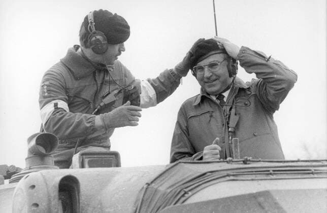 Bundeskanzler Helmut Kohl, CDU, besuchte die Bundeswehr in Koblenz, dort fuhr er auch einmal selbst mit einem Panzer über das Gelände. Koblenz den 29.11.1982, Bonn Deutschland Copyright: xThomasxImox