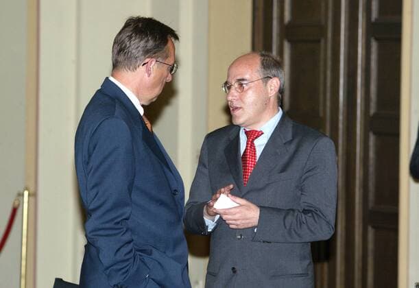 Gregor Gysi (r), PDS, Wirtschaftssenator von Berlin, und sein Kollege, Bausenator Peter Strieder, SPD. Berlin, 15.05.2002, Berlin Deutschland Copyright: xThomasxKoehlerx