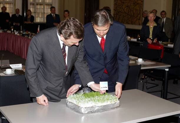 Bundeskanzler Gerhard Schroeder (l), SPD, erhaelt von Berlins Regierendem Buergermeister Klaus Wowereit, SPD, ein Stueck Rasen aus dem Berliner Olympiastadion. Das Stadion wird zur Zeit mit Bundesmitteln saniert. Berlin, 15.05.2002, Berlin Deutschland Copyright: xThomasxKoehlerx