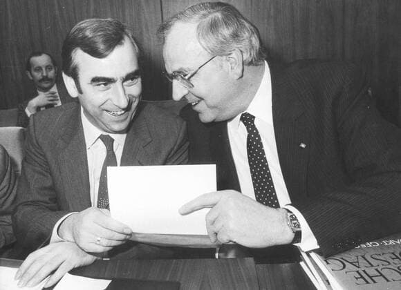 Bundeskanzler Helmut Kohl, CDU, mit Theo Waigel, dem Chef der CSU Landesgrupee in Bonn. Bonn den 24.03.1983, Bonn Deutschland Copyright: xThomasxImox