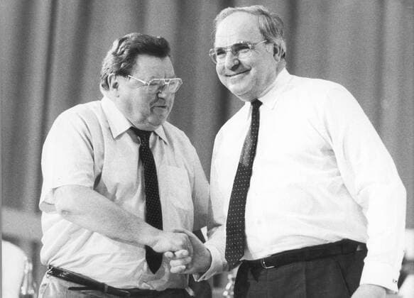 Bundeskanzler Helmut Kohl, CDU, mit Franz Josef Strauss, CDU Vorsitzender, auf dem CSU Parteitag in Muenchen am 16.07.1983, Bonn Deutschland Copyright: xThomasxImox