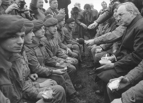 Bundeskanzler Helmut Kohl, CDU, besucht die Bundeswehr. Koblenz den 29.11.1982, Koblenz Deutschland Copyright: xThomasxImox