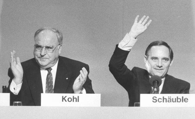 Bundeskanzler Helmut Kohl, CDU, wird mit Innenminister Wolfgang Schaeuble beim Wahlkampfabschluss in Offenburg umjubelt. Offenburg den 30.11.1990, Bonn Deutschland Copyright: xThomasxImox