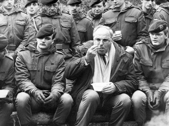 Bundeskanzler Helmut Kohl, CDU, sitzt unter den Bundeswehrsoldaten und isst Erbsensuppe. Bergen den 14.11.1985, Bergen Deutschland Copyright: xThomasxImox