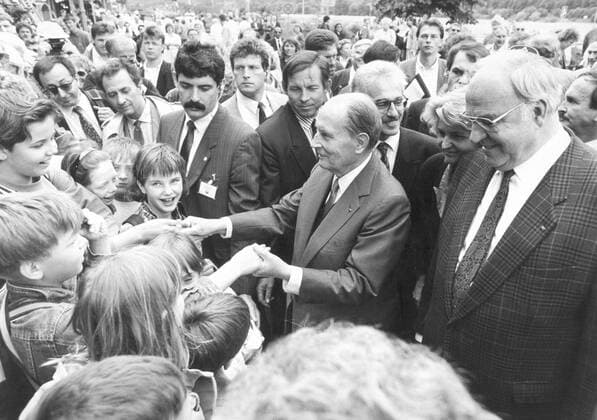 Bundeskanzler Helmut Kohl, CDU, und der franzoesische Staatspraesident Francois Mitterand schuetteln einigen wartenden Kindern die Hand bevor sie ihre Gespraeche beginnen. Bonn den 22.06.1990, Bergen Deutschland Copyright: xThomasxImox