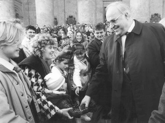 Bundeskanzler Helmut Kohl, CDU, wurde nach einer Messe in der Basilika von Esztergom, an der er privat teilnahm, von Pfadfindern und deren Eltern begruesst. Esztergom, Ungarn, den 19.12.1989, Â Bergen Deutschland Copyright: xThomasxImox