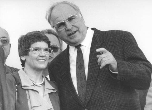 Bundeskanzler Helmut Kohl und Rita Suessmuth beim Wahlkampfauftakt der CDU in Wolfsburg, am 23.04.1990, Bonn Deutschland Copyright: xThomasxImox