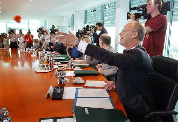 Rudolf Scharping , SPD , Bundesverteidigungsminister, warf bei einer Kabinettsitzung einen Punchingball zu Bundesforschungsministerin Bulmahn . Berlin , den 05.06.2002 , Berlin Deutschland Copyright: xThomasxImox