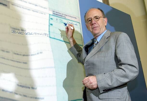 Bundesarbeitsminister Walter Riester, SPD, fuellt eine Einkommenssteuererklaerung unter den Bedingungen einer Sehbehinderung aus. Die Aktion wurde am Sehbehindertentag vom Deutschen Blinden- und Sehbehindertenverband initiiert. Berlin, 06.06.2002, Berlin Deutschland Copyright: xThomasxKoehlerx