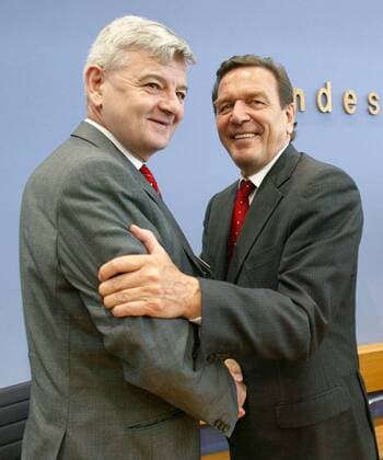 Bundeskanzler Gerhard Schroeder (r), SPD, und Bundesaussenminister Joschka Fischer, Gruene, nach einer Pressekonferenz in Berlin. 11.06.2002, Berlin Deutschland Copyright: xThomasxKoehlerx