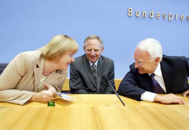 CDU CSU Kanzlerkandidat Edmund Stoiber, CSU , (re) und die CDU - Parteichefin Angela Merkel stellen in Berlin Wolfgang Schaeuble, CDU , als neues Mitglied im Kompetenzteam von Kandidat Stoiber vor. 12.06.2002 Berlin Deutschland Copyright: xThomasxImox