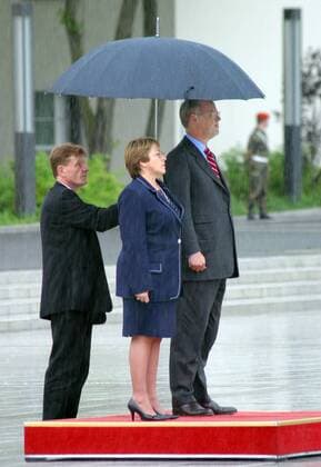 Bundesverteidigungsminister Rudolf Scharping , SPD , empfing in Berlin die Verteidigungsministerin von Chile Michelle Bachelet. Berlin , den 02.07.2002 Berlin Deutschland Copyright: xThomasxImox