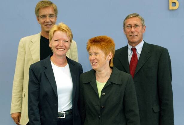 Petra Pau, stellvertrtende Bundesvorsitzende der PDS, Dietmar Bartsch, Bundesgeschäftsfuehrer der PDS, Gabi Zimmer, Bundesvorsitzende der PDS, und Roland Claus, Fraktionsvorsitzender der PDS im Bundestag, Berlin, 31.07.2002, Berlin Deutschland Copyright: xAndreasxNollx