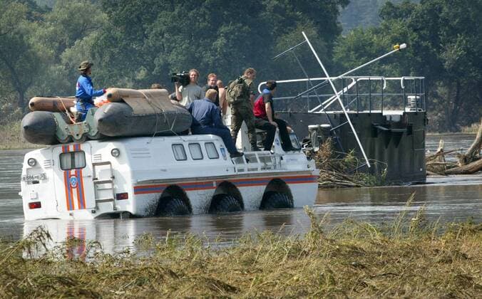 Russisches Amphibienfahrzeug auf der Elbe bei Dresden, Hochwasser, Militaer, 23.08.2002, Dresden Deutschland Copyright: xMartinaxRiedelx