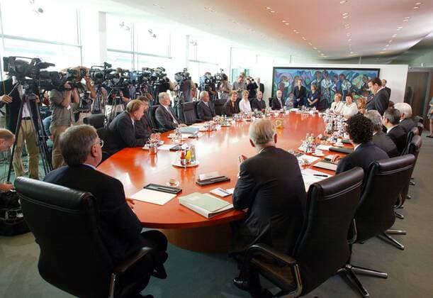 Bundeskanzler Schroeder , SPD , gibt vor der Kabinettsitzung am 11.September, zum Jahrestag der Terroranschlaege in New York, ein Statement ab. , SPD. Berlin , den 11.09.2002 Berlin Deutschland Copyright: xThomasxImox