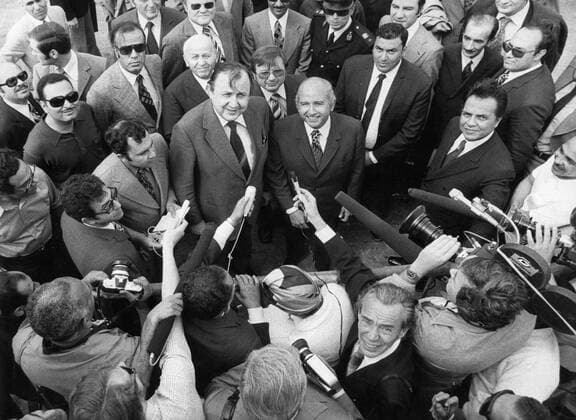 Bundesaussenminister Hans Dietrich Genscher, FDP, mit seinem aegyptischen Amtskollegen Fahmi umringt von Reportern am 19.04.1975, Kairo Aegypten Copyright: xThomasxImox