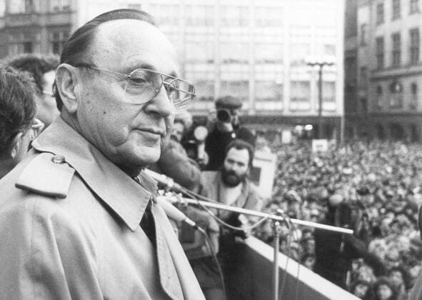 Aussenminister Hans Dietrich Genscher, FDP, sprach vor ueber 10000 Zuhoerern auf einer Veranstaltung des Bundes Freier Demokratten in seiner Heimatstadt Halle in der DDR. Bonn den 14.11.1980, Halle DDR Copyright: xThomasxImox