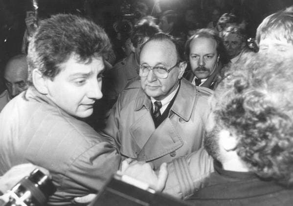 Aussenminister Hans Dietrich Genscher, FDP, von Menschen umringt auf einer Wahlkampfveranstaltung des Bundes Freier Demokraten in seiner Heimatstadt Halle. Halle den 17.12.1990 Halle DDR Copyright: xphotothekx