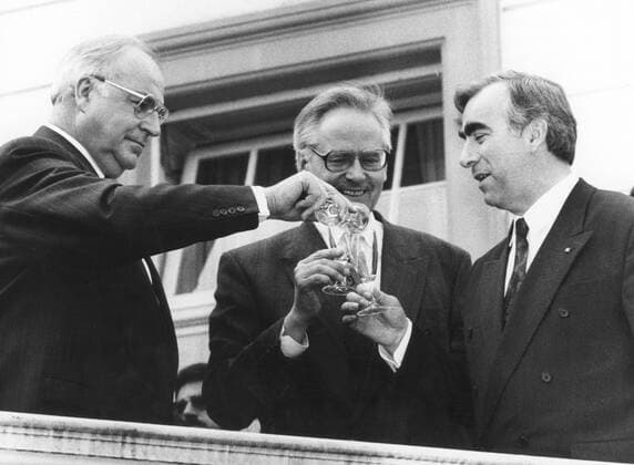 Bundeskanzler Helmut Kohl teilt seinen Sekt mit Finanzminister Theo Waigel und dessen DDR-Amtslkollegen Walter Romberg nach der Unterzeichnung des Staatsvertrags am 18.05.1990, Bonn Deutschland Copyright: xThomasxImox