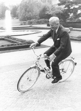 Anlaesslich eines Geburtstagsemfangs radelte Bundespraesident Richard von Weizsaecker mit dem Fahrrad durch den Park der Villa Hammerscheidt. Bonn den 25.04.1990, Bonn Deutschland Copyright: xThomasxImox