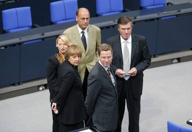 Konstituierende Sitzung des Deutscher Bundestag : (v. r.) Wolfgang Gerhardt, FDP Fraktionsvorsitzender, Guido Westerwelle, FDP Parteivorsitzender, Laurenz Meyer, CDU Generalsekretaer, Angela Merkel, CDU Partei- und Fraktionsvorsitzende, und Cornelia Pieper, FDP Generalsekretaerin. Berlin, 17.10.2002, Berlin Deutschland Copyright: xThomasxKoehlerx