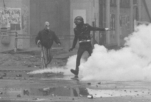Nachdem die Situation in der Hausbesetzer-Szene in der Mainzer Strasse in Ost-Berlin eskalierte wurden Festnahmen durch die Polizei unausweichlich, die vermummten Besetzer attackierten die Sicherheitskraefte mit Steinen aus Strassen und Schornsteinen, Flaschen und Molotowcocktails, die Polizei setzte Wasserwerfer und Traenengas ein. Berlin im November 1990, Berlin Deutschland Copyright: xphotothekx