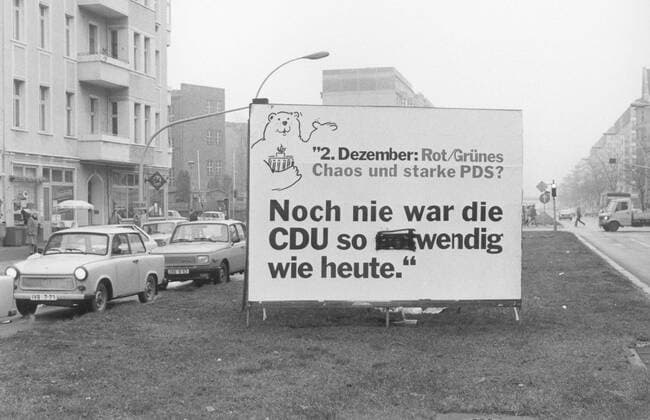 Auf dem Plakat der CDU zu den Wahlen in der DDR mit der Aufschrift Noch nie war die CDU so notwendig wie heute wurde das not von notwenig durchgestrichen. Berlin im November 1990, Berlin Deutschland Copyright: xphotothekx