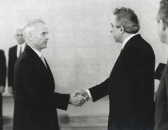 Staatschef Egon Krenz gratulierte als erster dem vereidigten Ministerpraesidenten der DDR Hans Modrow (li) Berlin , den 18.10.1989 , Berlin DDR Copyright: xphotothekx
