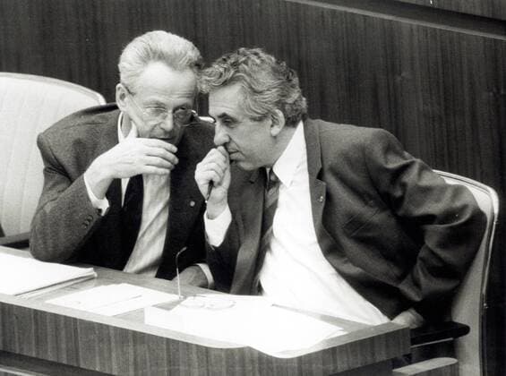 Volkskammersitzung am 18.10.1989 . Staatsratsvorsitzender Egon Krenz (re) mit dem LDPD Chef Manfred Gerlach DDR . Berlin , den 18.10.1989 , Berlin DDR Copyright: xphotothekx