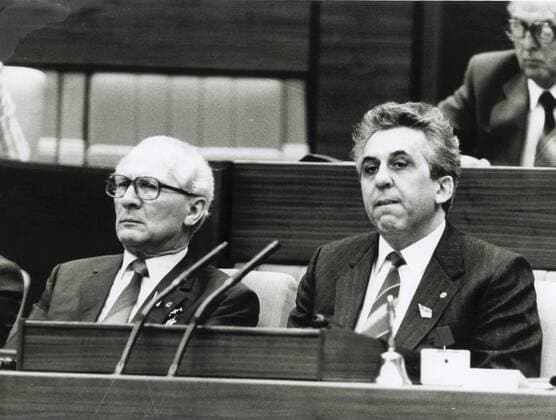 Der alte und der neue Generalsekretaer der SED , Erich Honnecker (li) und sein Nachfolger Egon Krenz. DDR . Berlin , den 25.10.1989 , Berlin DDR Copyright: xphotothekx