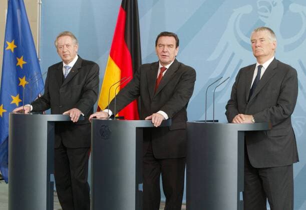 Pressekonferenz zum Thema: Bundesregierung schliesst Staatsvertrag mit dem Zentralrat der Juden in Deutschland. (v. l.) Paul Spiegel, Vorsitzender des Zentralrats, Bundeskanzler Gerhard Schroeder, SPD, und Bundesinnenminister Otto Schily, SPD. Berlin, 14.11.2002, Berlin Deutschland Copyright: xThomasxKoehlerx