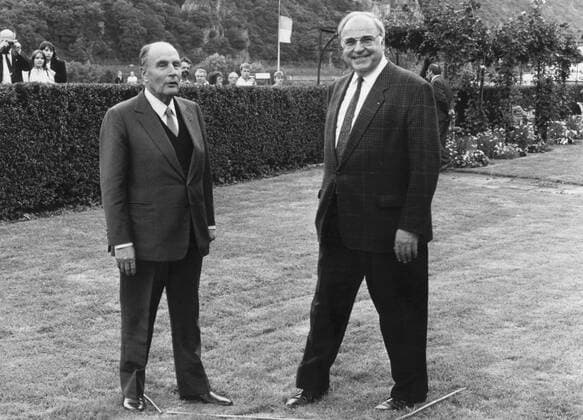 Bundeskanzler Helmut Kohl mit dem franzoesischen Praesidenten Francois Mitterand am Rande ihres Treffens in Assmannshausen. Assmannshausen den 22.06.1990, Assmannshausen Deutschland Copyright: xThomasxImox