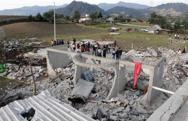 Bilder des Tages Explosion von Feuerwerk in Chilchotla, Mexiko May 9, 2017 - Mexico - EUM20170509NAC01.JPG.CHILCHOTA, Pue., Explotion Explosion-Puebla.- Aspectos del deposito de pirotecnia en el que ocurrio una explosion este martes 9 de mayo de 2017 en la comunidad de San Isidro de este municipio. Foto: Agencia EL UNIVERSAL EVZ Mexico  - ZUMAu78_ 20170509_zaf_u78_006 Copyright: xOmarxContrerasx